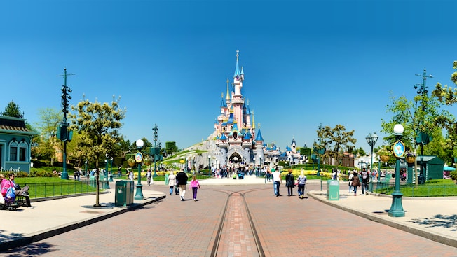 Disneyland Park e o castelo da bela adormecida ao fundo.