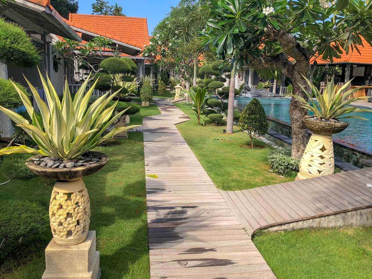 Caminho para os quartos The Palm Grove Villas