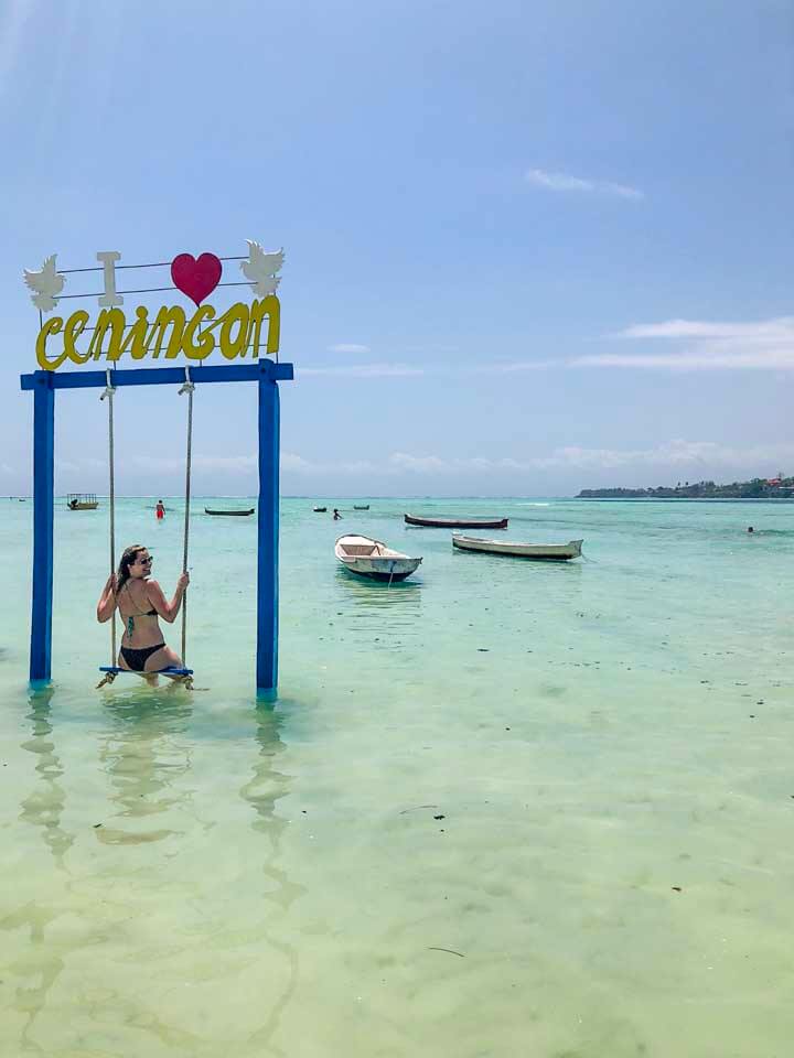 Balanço em praia de Nusa Ceningan