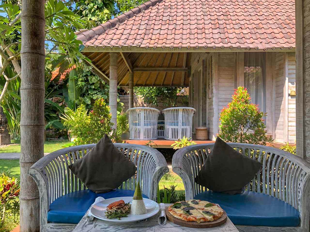 Almoço na varanda do quarto do The Palm Grove Villas
