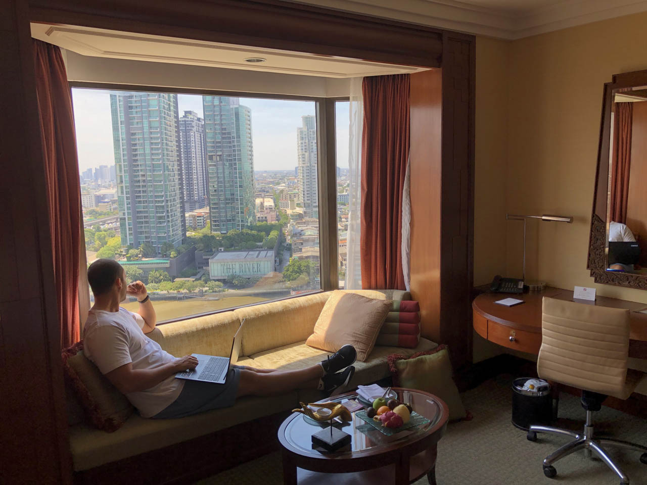 Sofá e vista do quarto do Shangri-la Bangkok