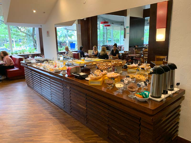 Delícioso café da manhã com várias opções no Hotel Transamérica Executive Moema em São Paulo