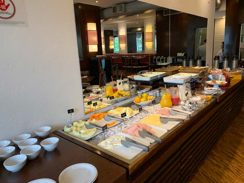 Delícioso café da manhã com várias opções no Hotel Transamérica Executive Moema em São Paulo
