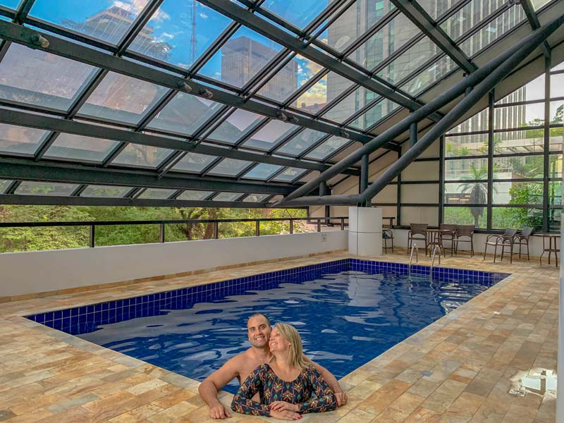 Cris e Rogério na piscina coberta e climatizadado hotel