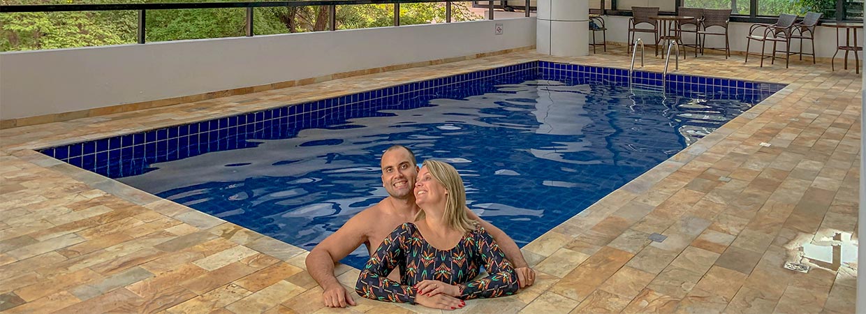 Cris e Rogério na piscina coberta e climatizada do hotel
