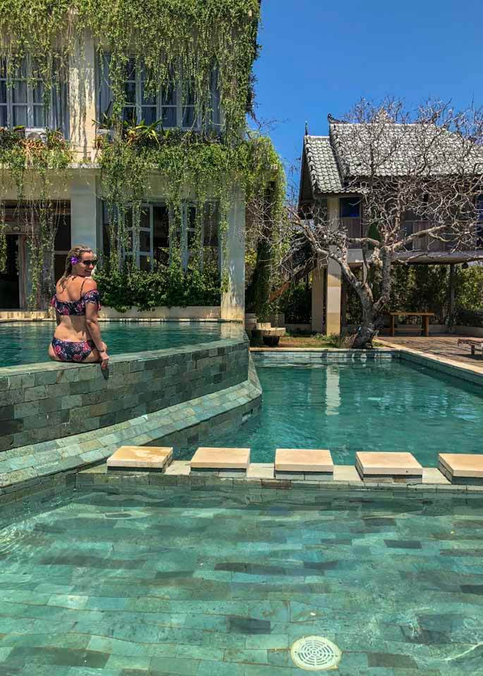mulher tomando sol na piscina do hotel Boho Bingin