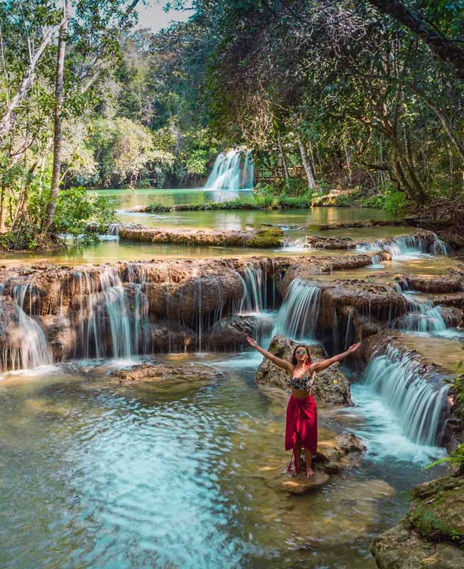 Mulher em cachoeira de águas cristalinas em Bonito MS