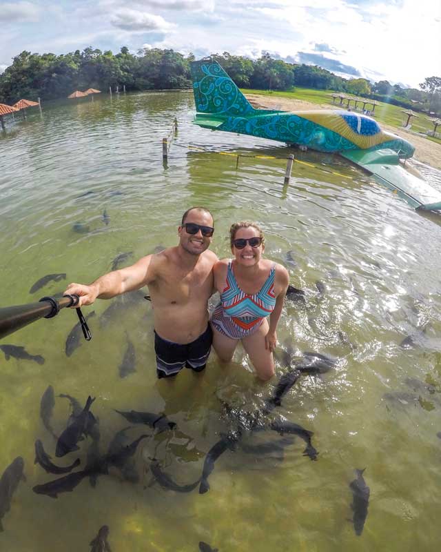 Selfie com avião e peixes na Praia da Figueira em Bonito