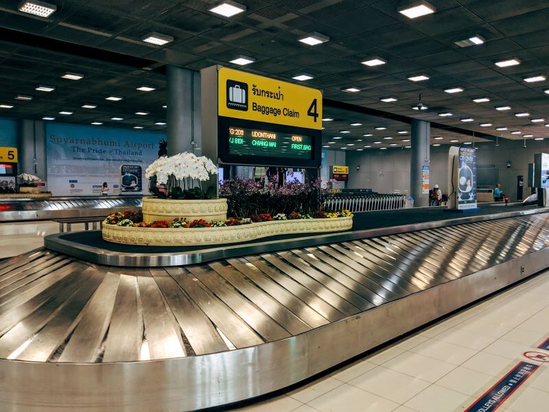 Esteira de bagagem vazia em aeroporto da Tailândia, no Sudeste Asiático.