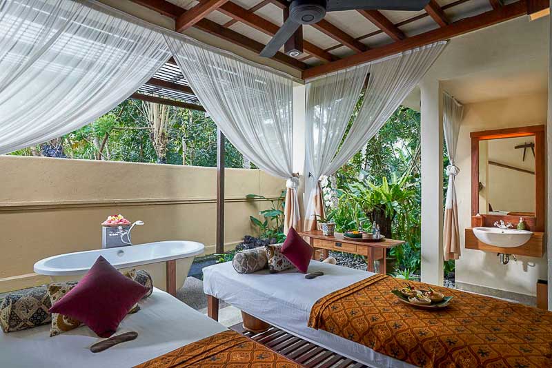 Spa com banheira e camas de massagem no Komaneka em Ubud