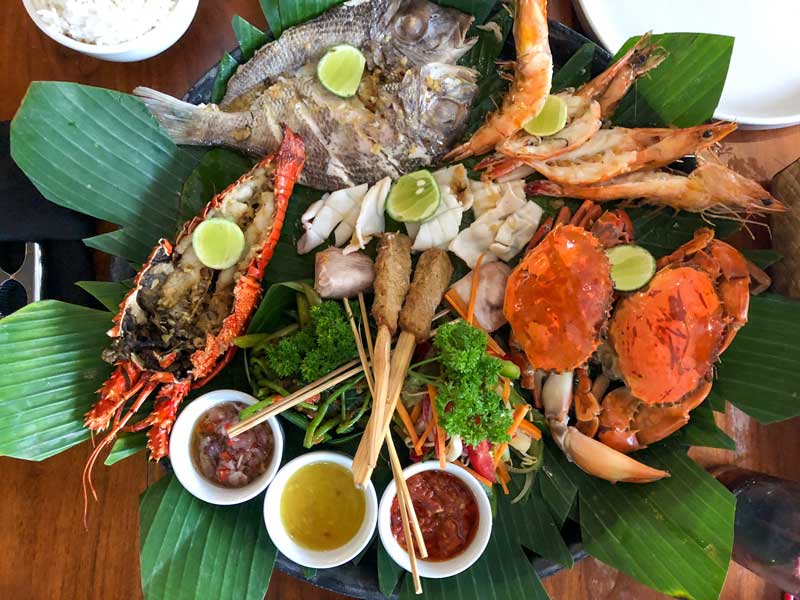 Prato com peixes, caranguejos, camarões e lagosta, muito apreciados em países asiáticos