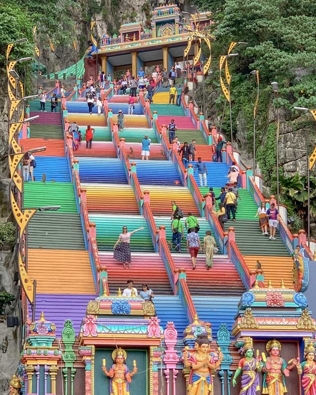 Grande escadaria colorida do templo de Batu Caves no Sudeste Asiático